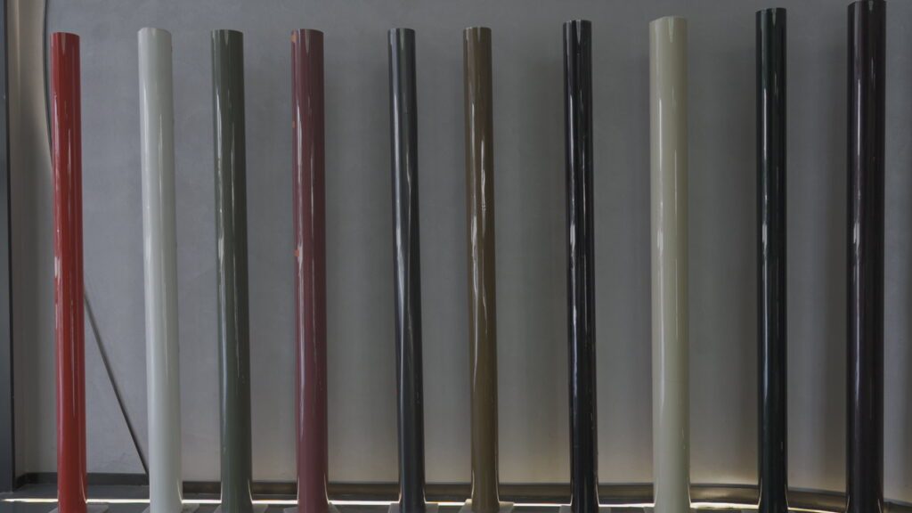 Produits PPF colorés exposés dans le showroom PPF