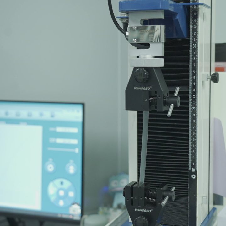 Fonctionnement de la machine d'essai de traction lors des essais PPF
