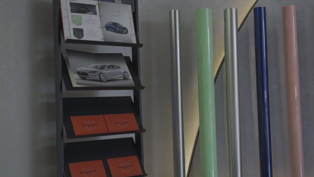 Échantillons de films de protection PPF de différentes couleurs dans le showroom PPF