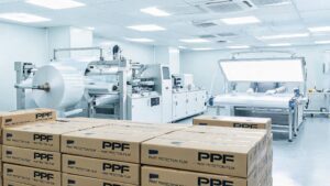 Chaîne de production OEM de SHIELD SPIRIT PPF, présentant une salle blanche exempte de poussière équipée de machines automatisées pour l'application de films de protection de peinture et de contrôle qualité