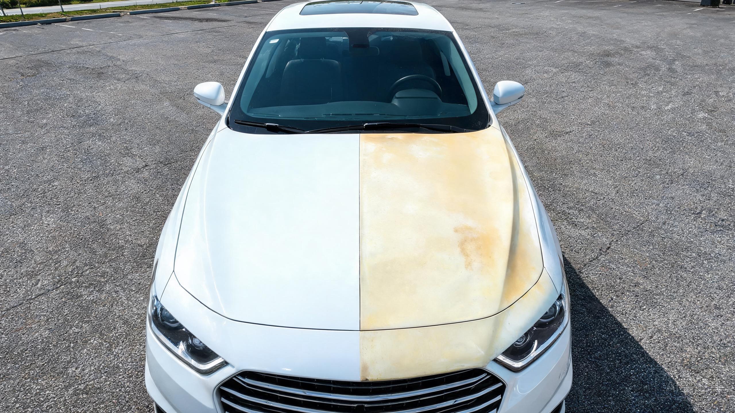 Comparação realista do capô de um carro branco, em que uma película protetora de pintura transparente e nova mantém a pintura impecável, enquanto o lado direito apresenta uma película envelhecida e bastante amarelada sobre a pintura branca.