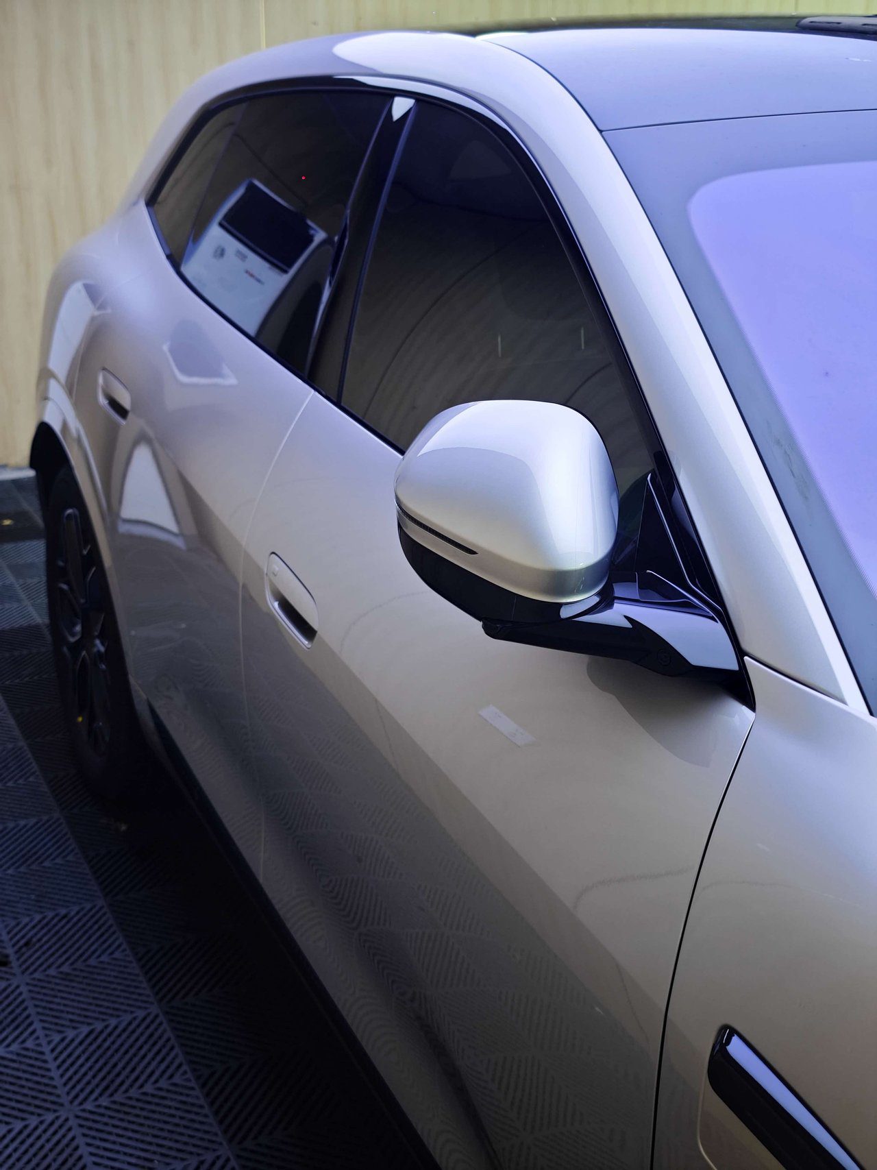 SUV elétrico com instalação de película protetora de pintura em toda a carroçaria, realizada numa oficina profissional