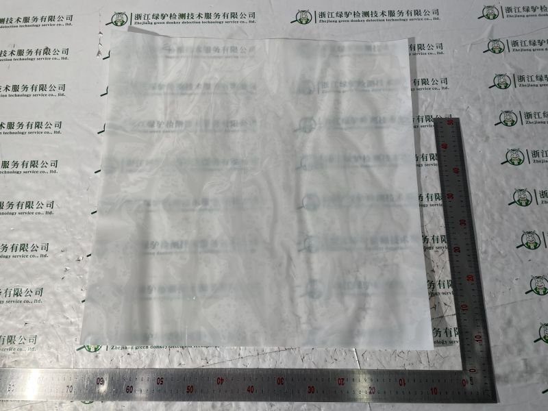 Amostra de teste do PPF transparente SHIELD SPIRIT fotografada sobre uma régua de medição durante ensaios realizados num laboratório independente